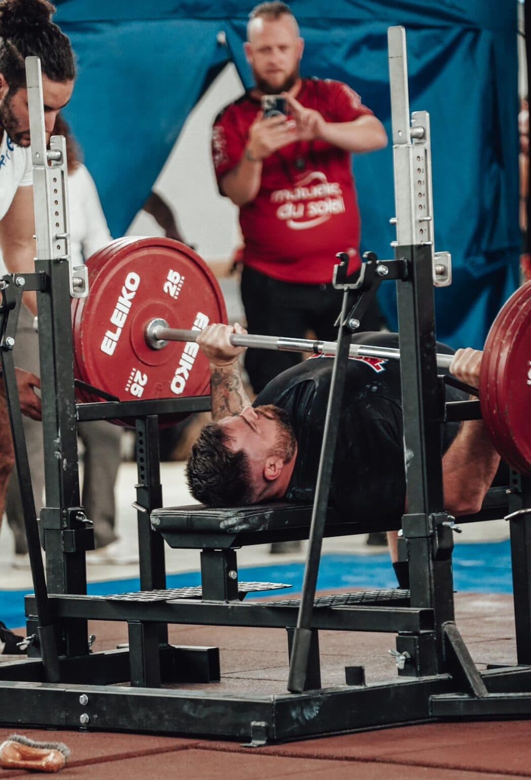 Maxime Labardin en compétition de force athlétique, développé couché