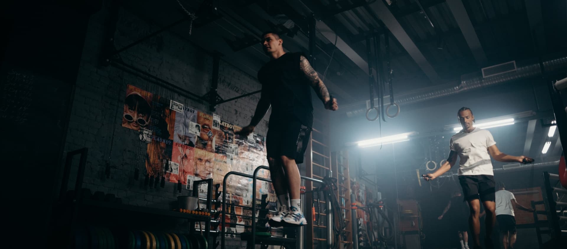 Séance de cardio à la corde à sauter en salle